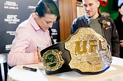 Spotkanie z fanami Joanny Jedrzejczyk po zdobyciu pasa mistrzowskiego UFC